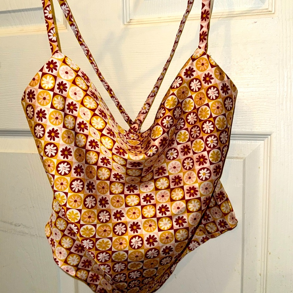 Cowl neck flower power top 🌼